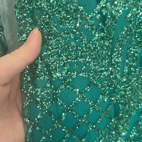 MAKE AN OFFER!! Elegant Emerald Green Mermaid Fit Dress - Picture 4 of 10